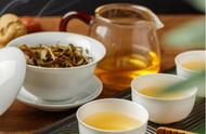 深秋饮茶新发现：红茶荣登榜首，绿茶竟未上榜，揭秘背后原因！