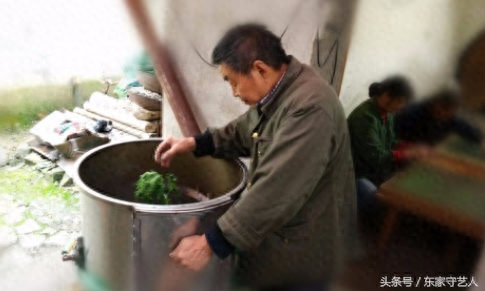 在太平湖的岛上，住着几十户种茶的中老年村民，世代守护太平猴魁